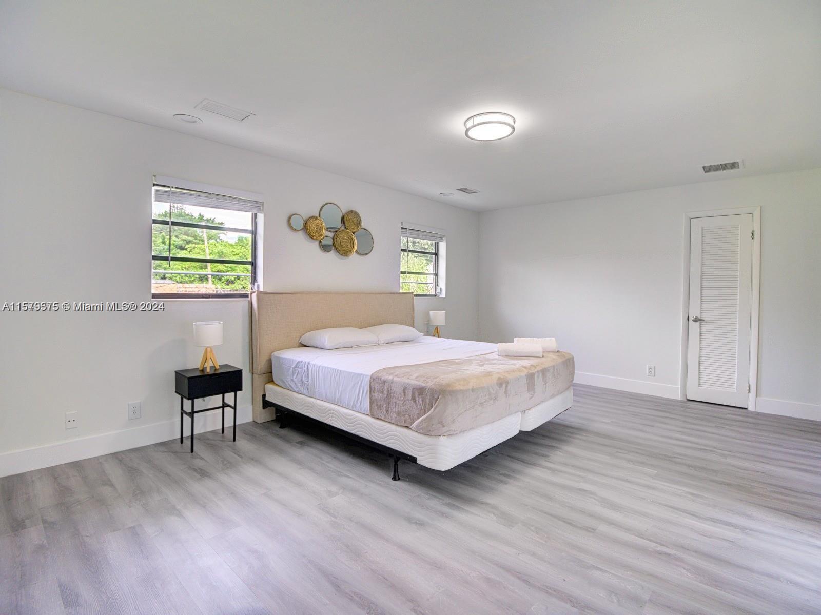 HOLLYWOOD LITTLE RANCHES - Residential