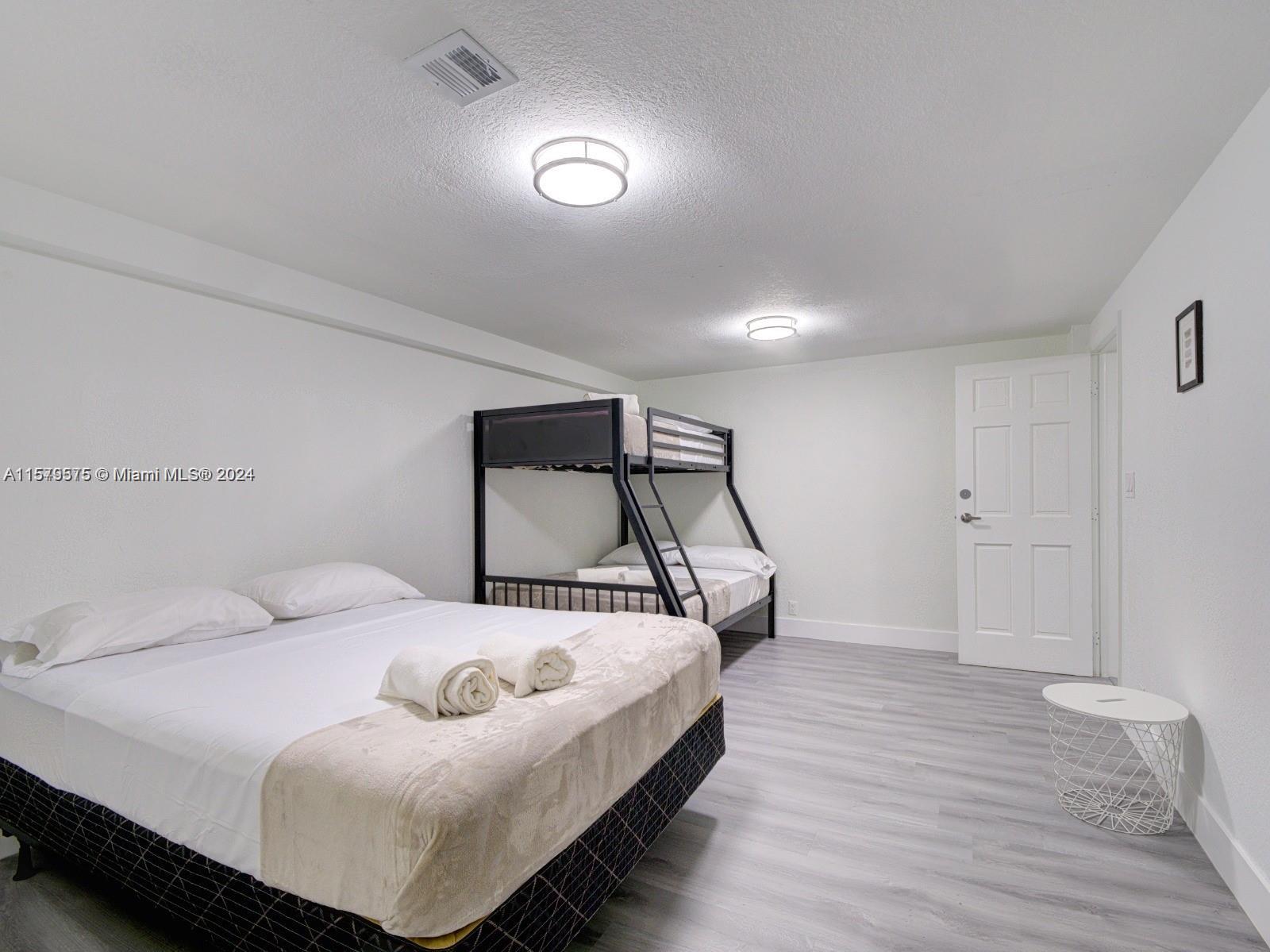 HOLLYWOOD LITTLE RANCHES - Residential