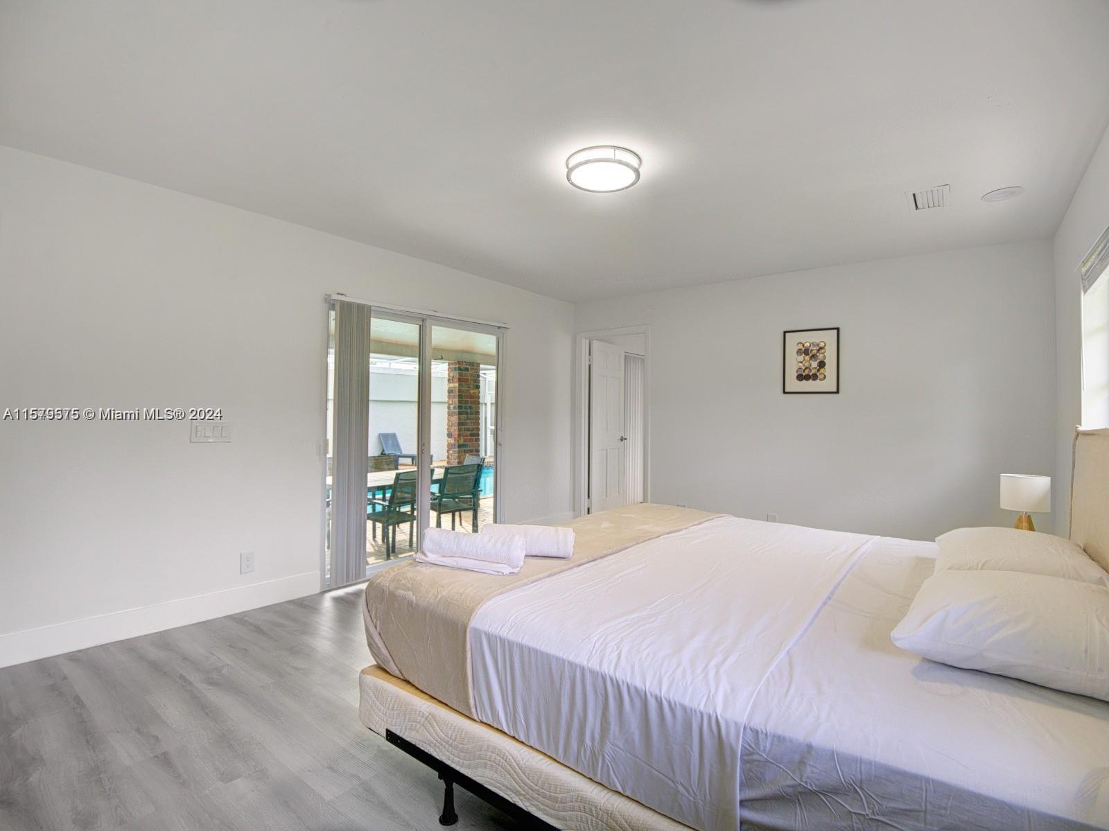 HOLLYWOOD LITTLE RANCHES - Residential