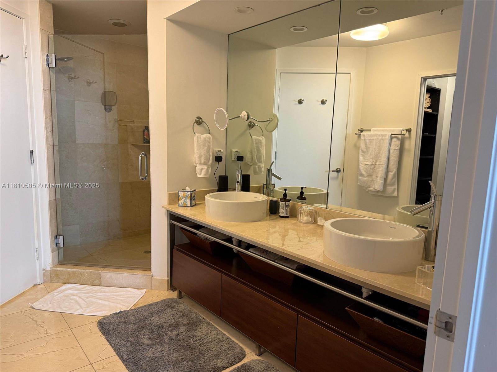 SAYAN CONDO - Residential