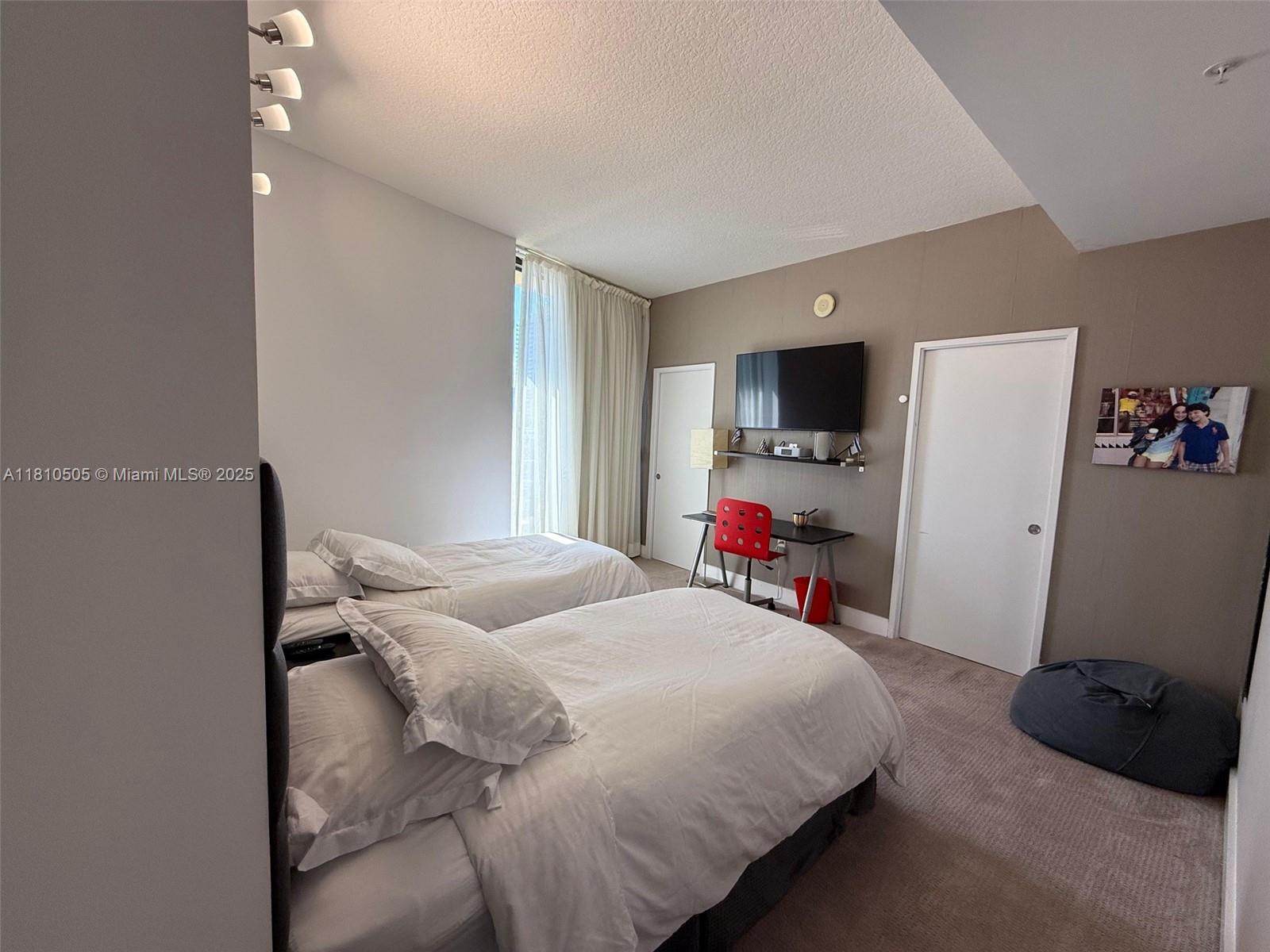 SAYAN CONDO - Residential