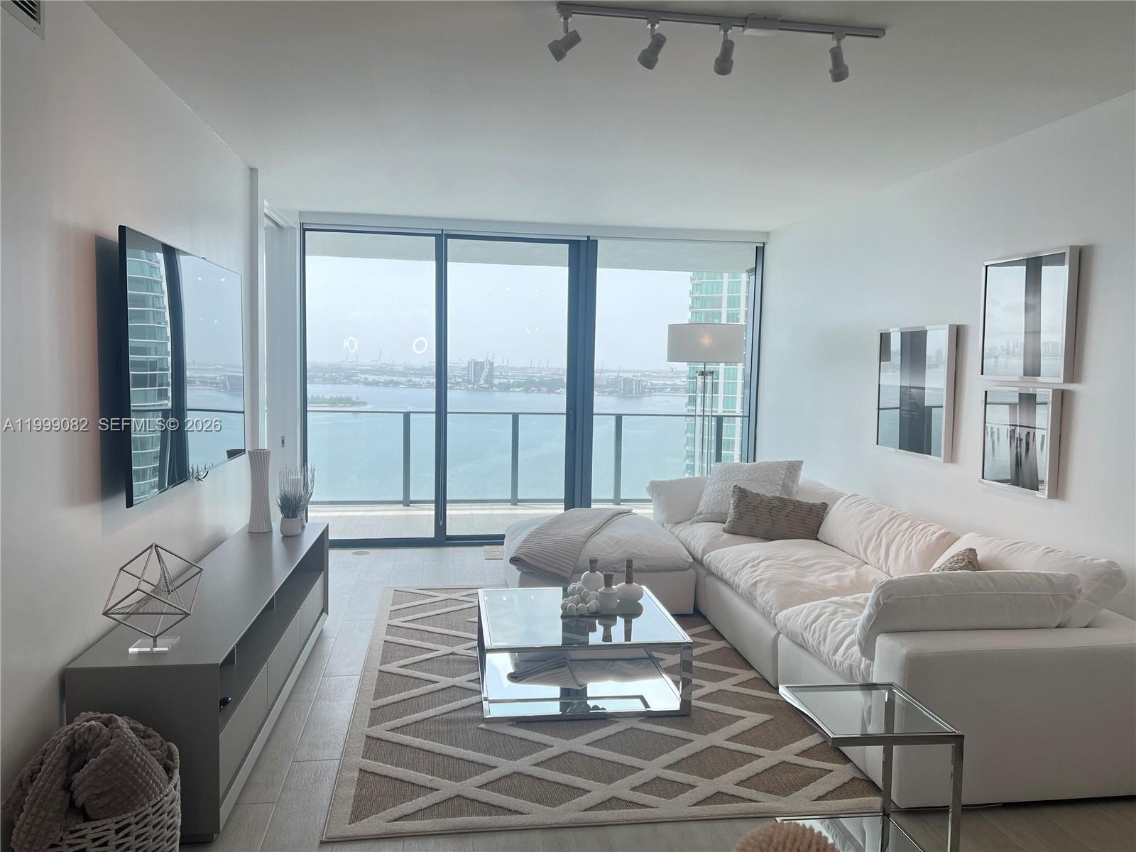 PARAISO BAY CONDO - Residential