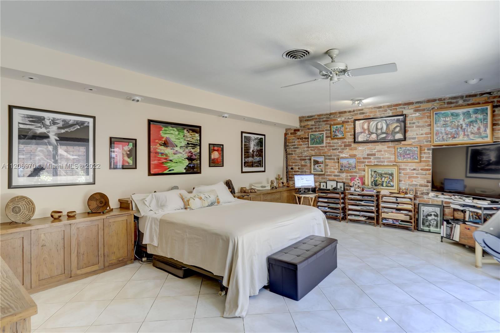 HOLLYWOOD LAKES SEC - Residential