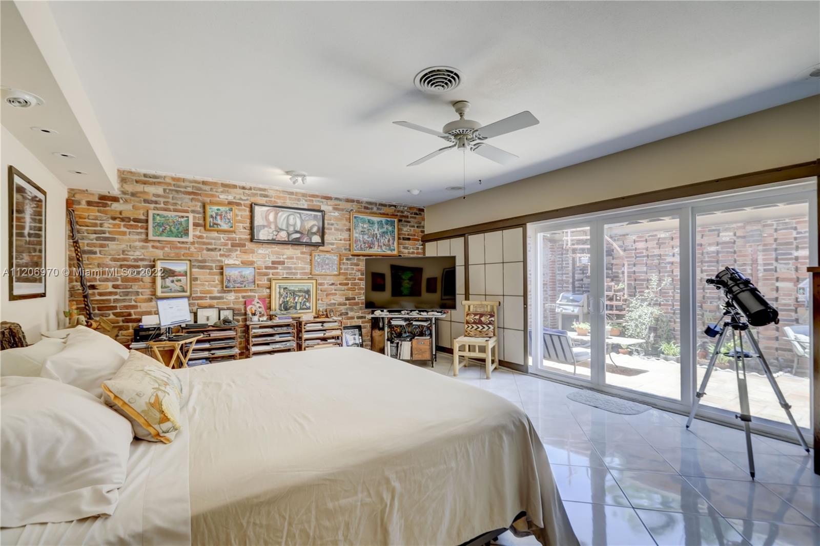 HOLLYWOOD LAKES SEC - Residential