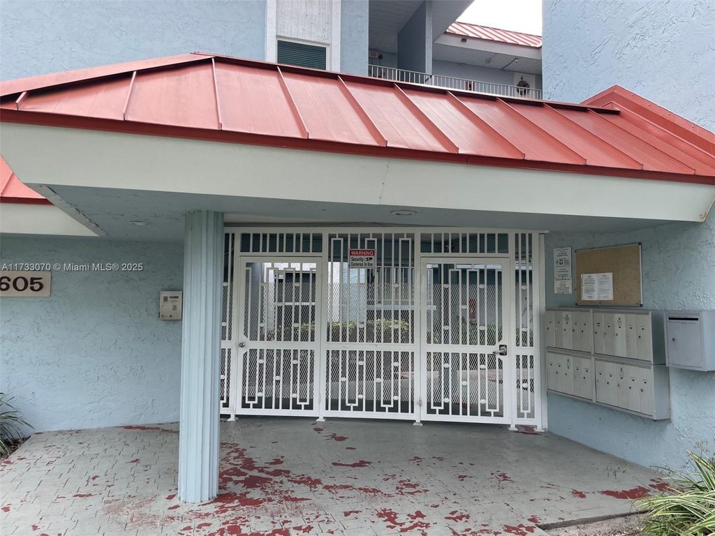 Photo of 605 S Pine Island Rd #203A, Plantation, FL 33324 (MLS # A11733070)