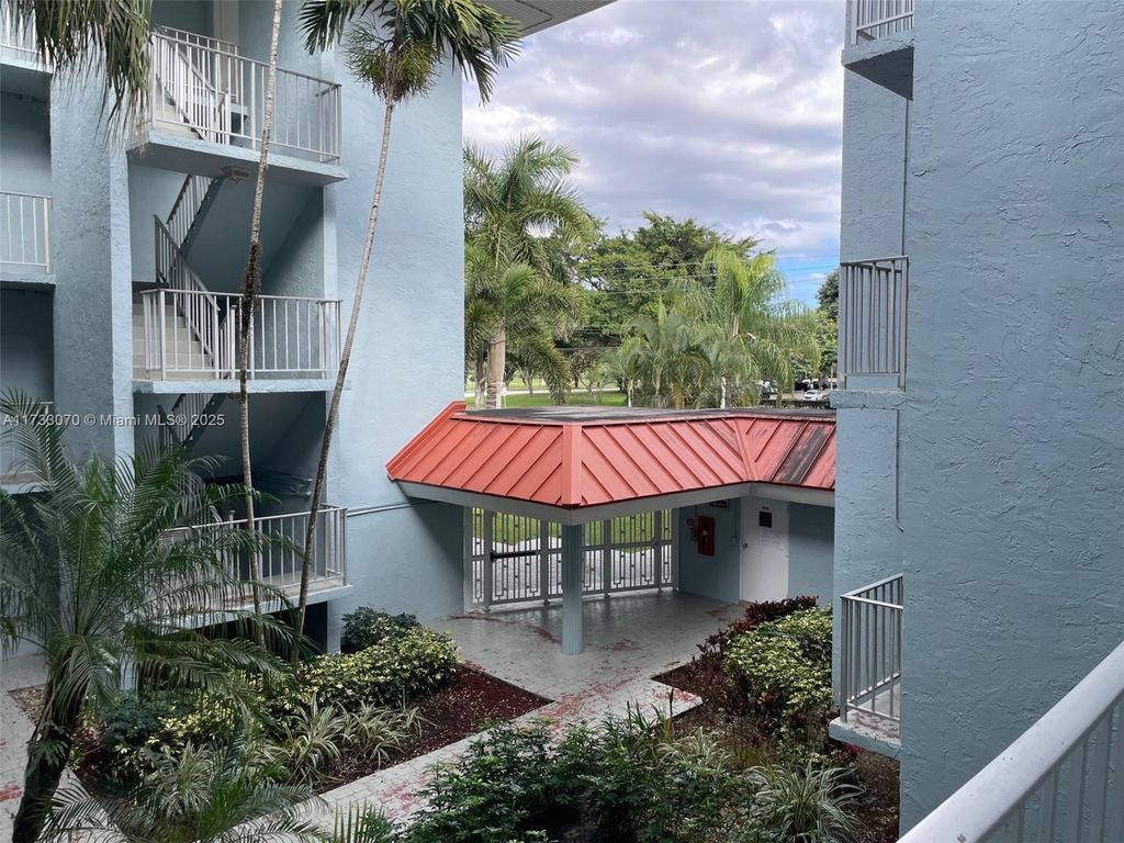 Photo of 605 S Pine Island Rd #203A, Plantation, FL 33324 (MLS # A11733070)