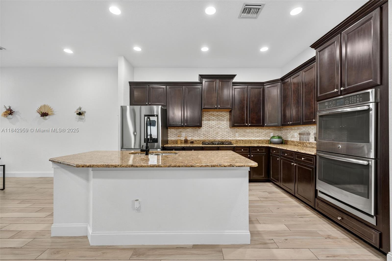 8971 Edgewater Bnd, Parkland, FL, 33076/$964,990 2 8971 Edgewater Bnd
