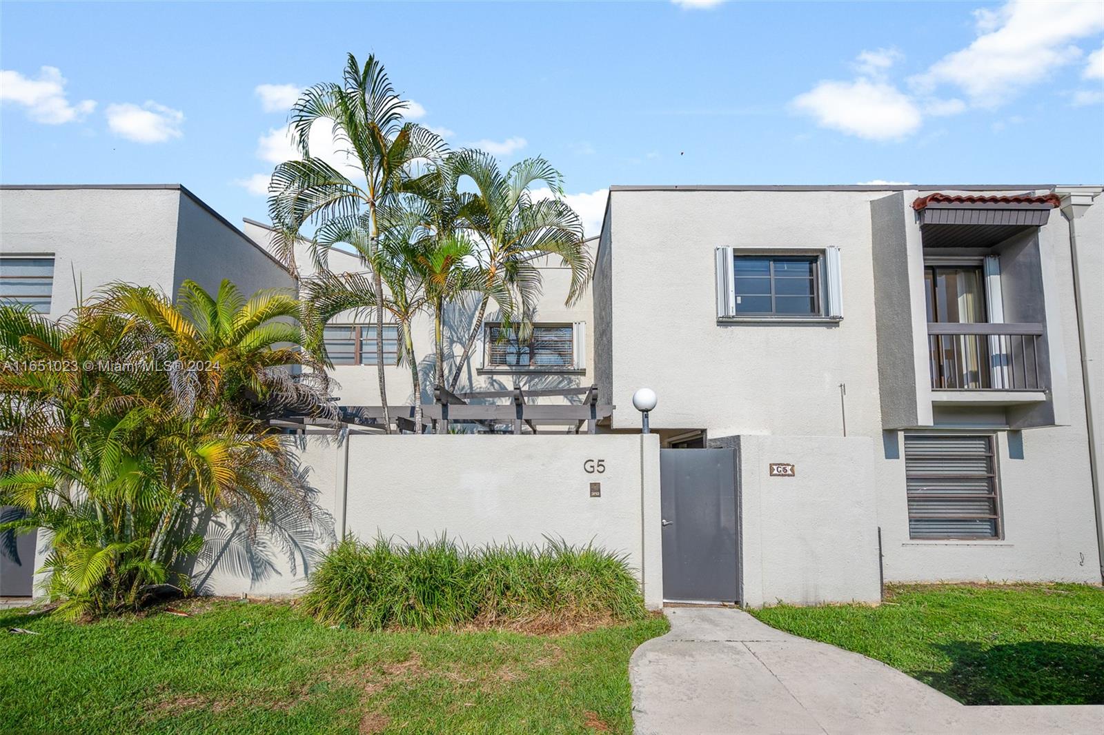 View Miami, FL 33155 townhome