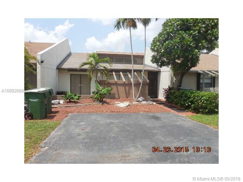 Beautiful 2 bedrooms 1 1/2 bathrooms on the lake with screened back porch facing the lake. Resort life style community.