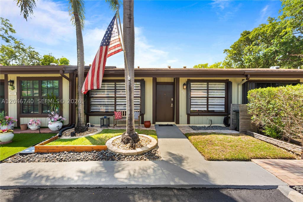 Photo of 10311 Laurel Ct, Pembroke Pines, FL 33026 (MLS # A12046740)