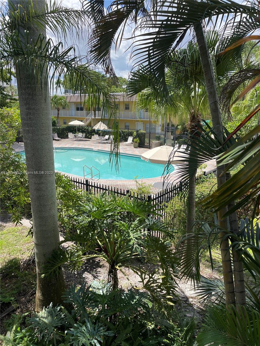 ADORABLE 2-1 fully remodeled Great location Laundry in the building Pool Access to life work and play. Close to
safe and convenient options Public transportation Broward county School District