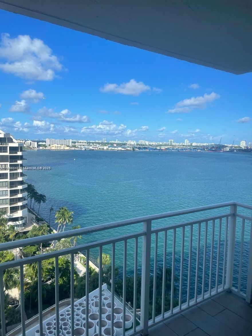 Beautiful, bright 1B/1B at Isola Condominium, on the exclusive Brickell Key Island. Ocean and downtown Brickell views. 1 Assigned parking spot. New luxury resort style pool, clubhouse, BBQ area, and tennis court. Tenant occupied until 01/2026.