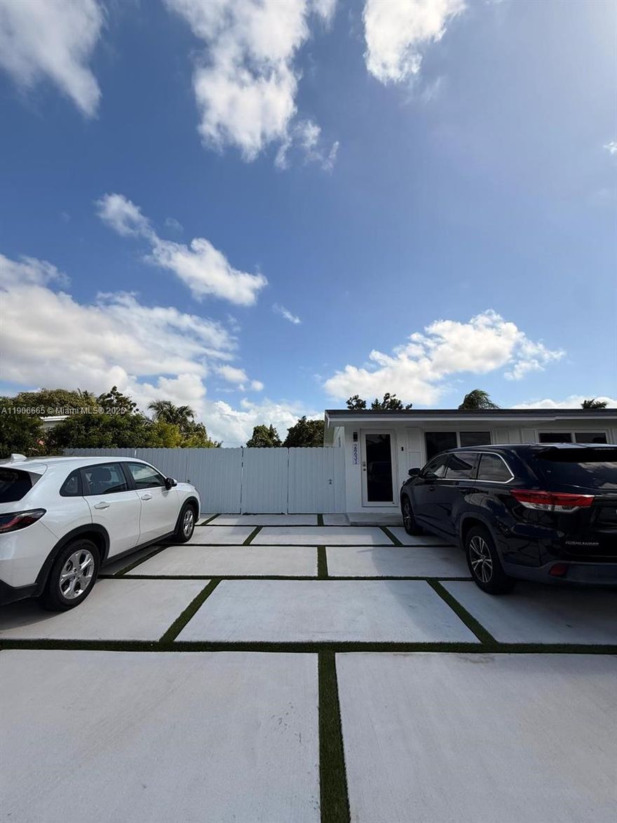 Charming 3-bedroom, 1-bathroom home available immediately. Forget the delays—this property features no Association (HOA/Condo), guaranteeing rapid approval and a quick closing/lease signing. Move in within a week!