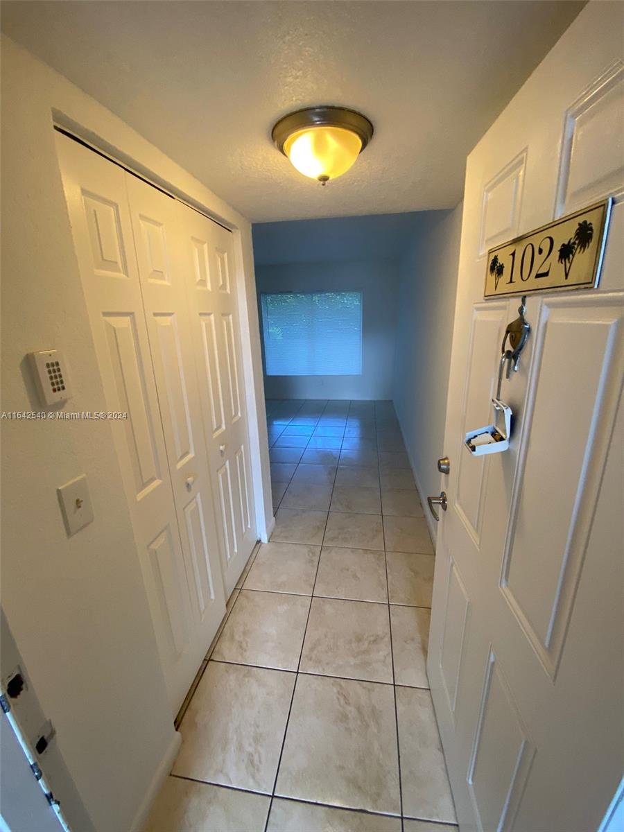 Great Unit affordable space Tile floor, fresh paint, First Floor, screen Patio, 700 credit score required.