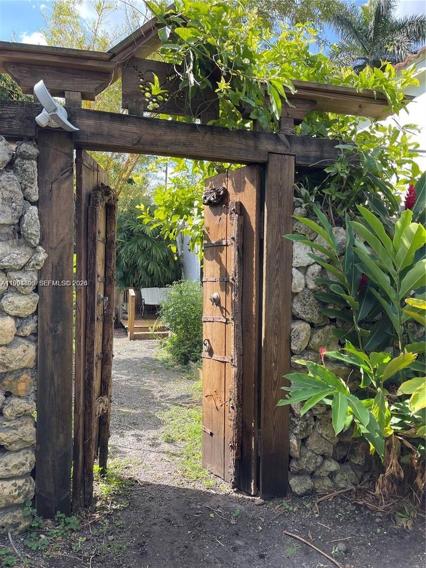 Shore Crest Pied-A'-Terre! Studio - perfect for one person, with private pool and patio access. Refrigerator, microwave and one parking space. Electric, water, Wi-Fi and Roku included in rent. NO Pets.