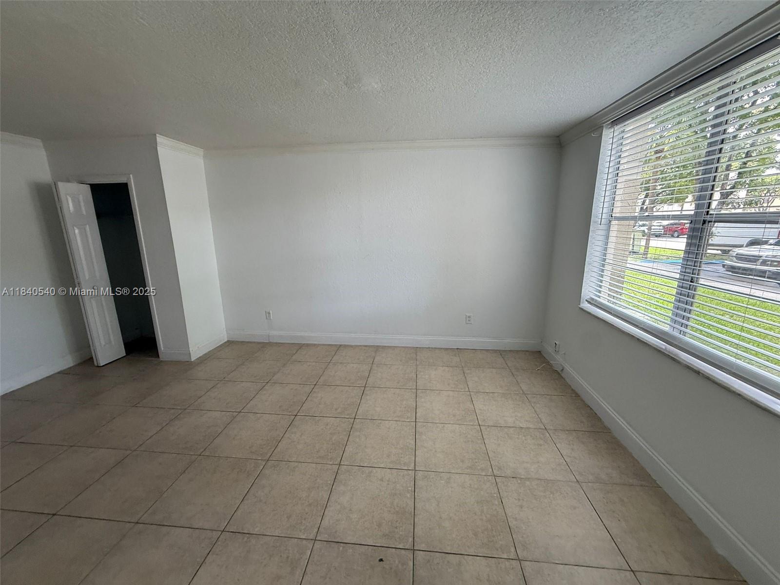 GREAT TOWNHOUSE FOR RENT 3 BEDS 2 BATH, WASHER AND DRYER IN THE UNIT. BIG BACKYARD ! SCHEDULE A SHOWING AND RENT IT TODAY! ** 2 MONTH TO MOVE IN ** *** NO WATER IN THE PROPERTY *** TENANT PAYS WATER AND FPL