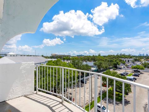 Condominium in Miami FL 484 165th St Rd Rd.jpg