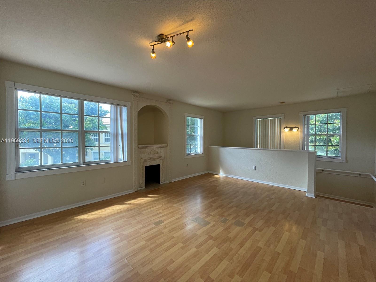 2305 Belmont Ln 2305