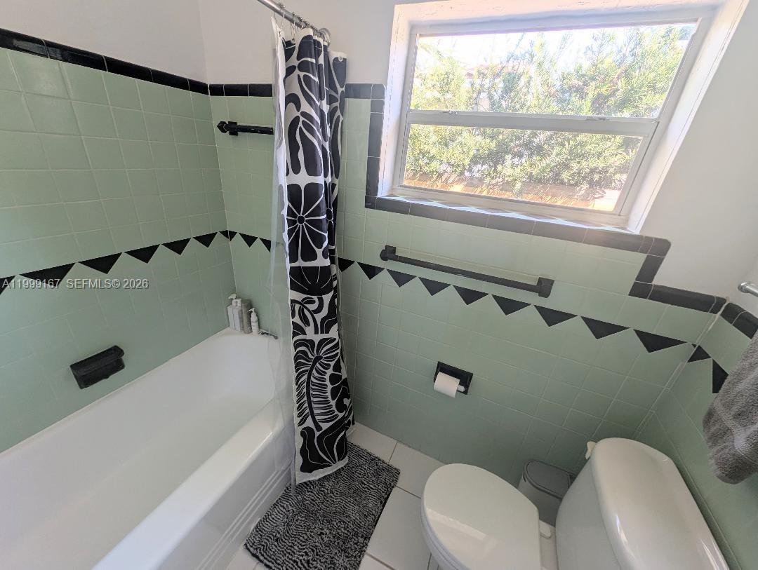 HOLLYWOOD LAWNS - Residential Lease