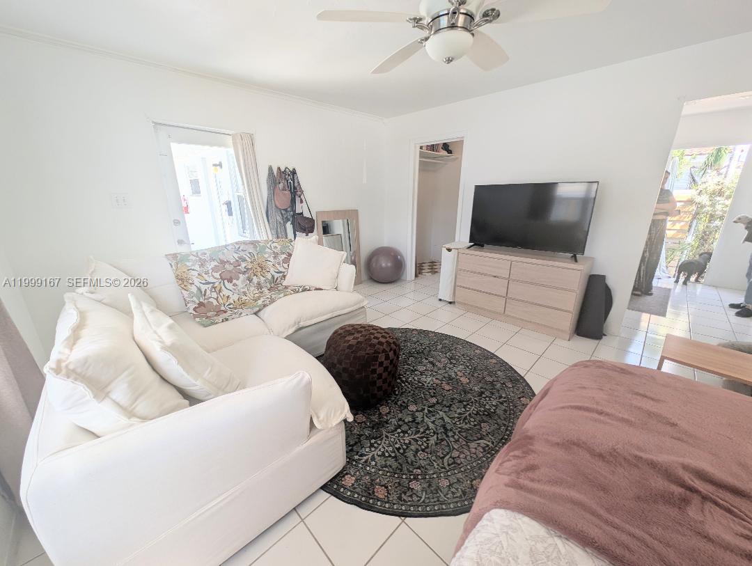 HOLLYWOOD LAWNS - Residential Lease