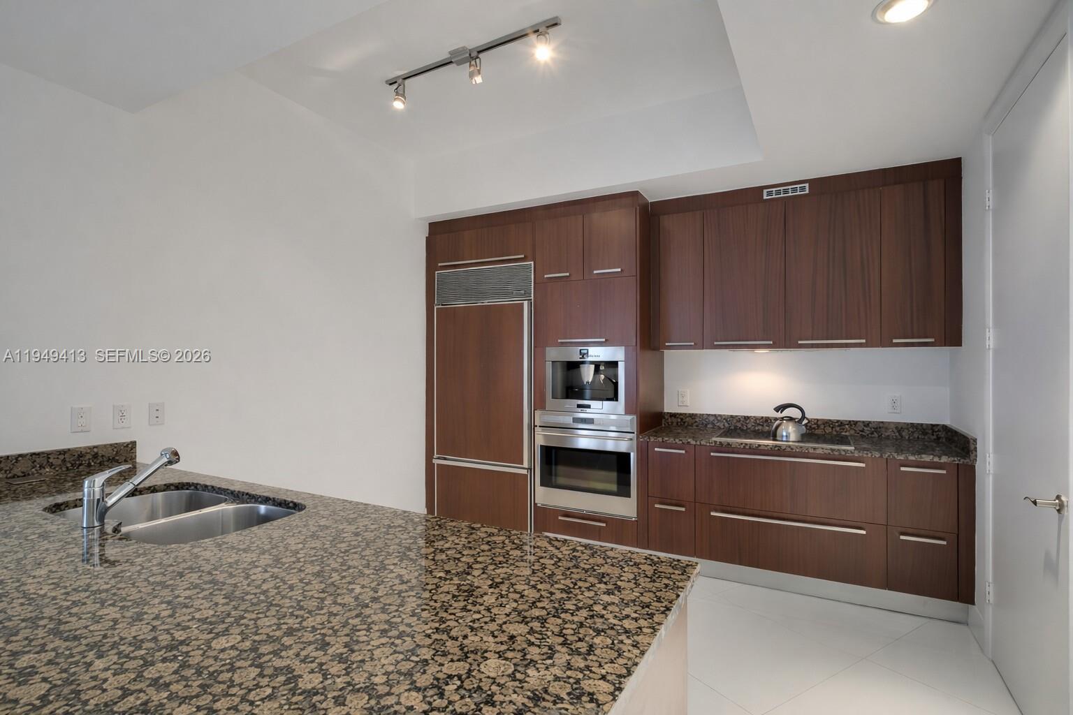 TDR TOWER III CONDO - Residential