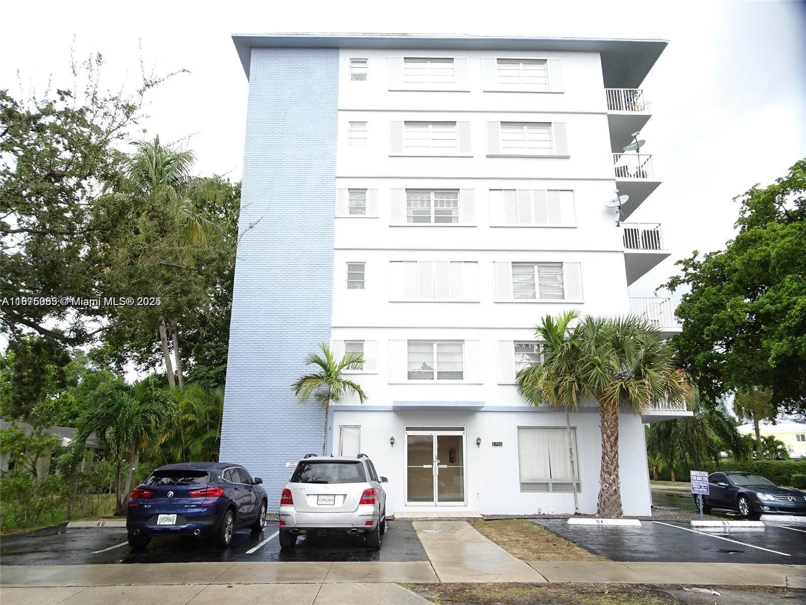 **UPDATED CORNER UNIT!!! THIS BOUTIQUE BUILDING IS A GEM!! HUGE WALK-IN CLOSET. LOCATED EAST OF BISCAYNE BLVD IN THE HEART OF HOLLYWOOD. ONE ASSIGNED PARKING ensures hassle-free parking, while on-site laundry facilities add to the convenience of everyday living. Schedule a viewing today to see all this property has to offer.