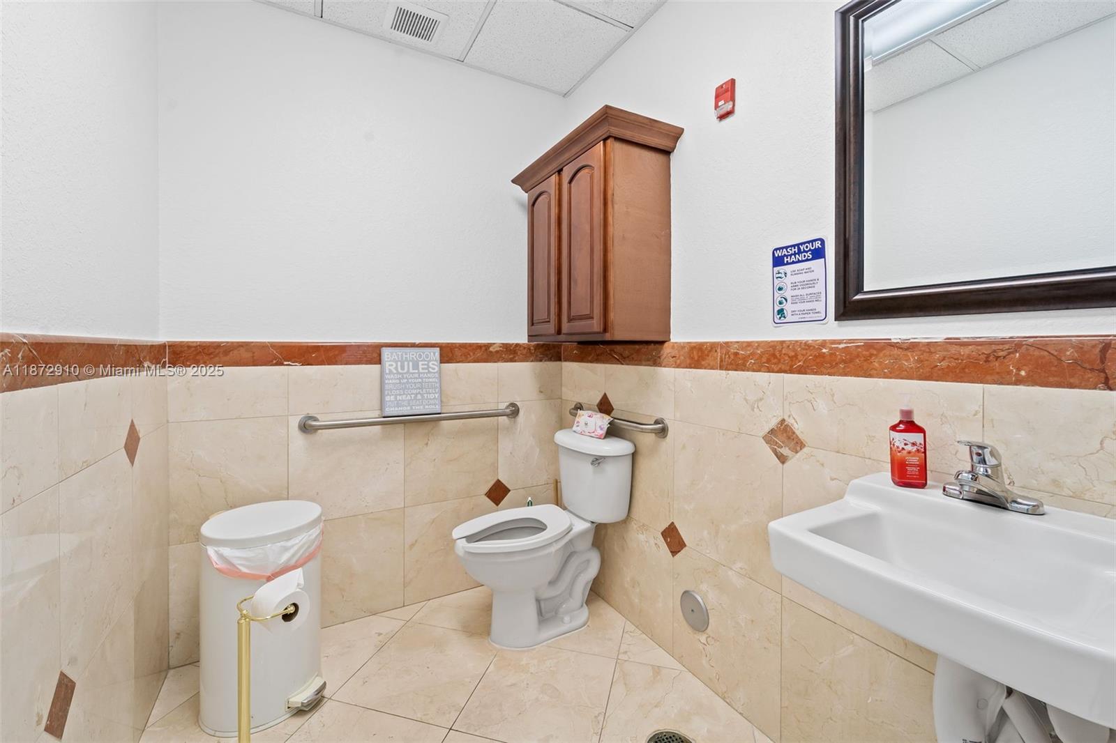 Main image without alt text