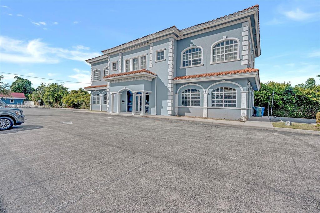 Photo of 1825 Colonial Blvd, Fort Myers, FL 33907 (MLS # A11900091)