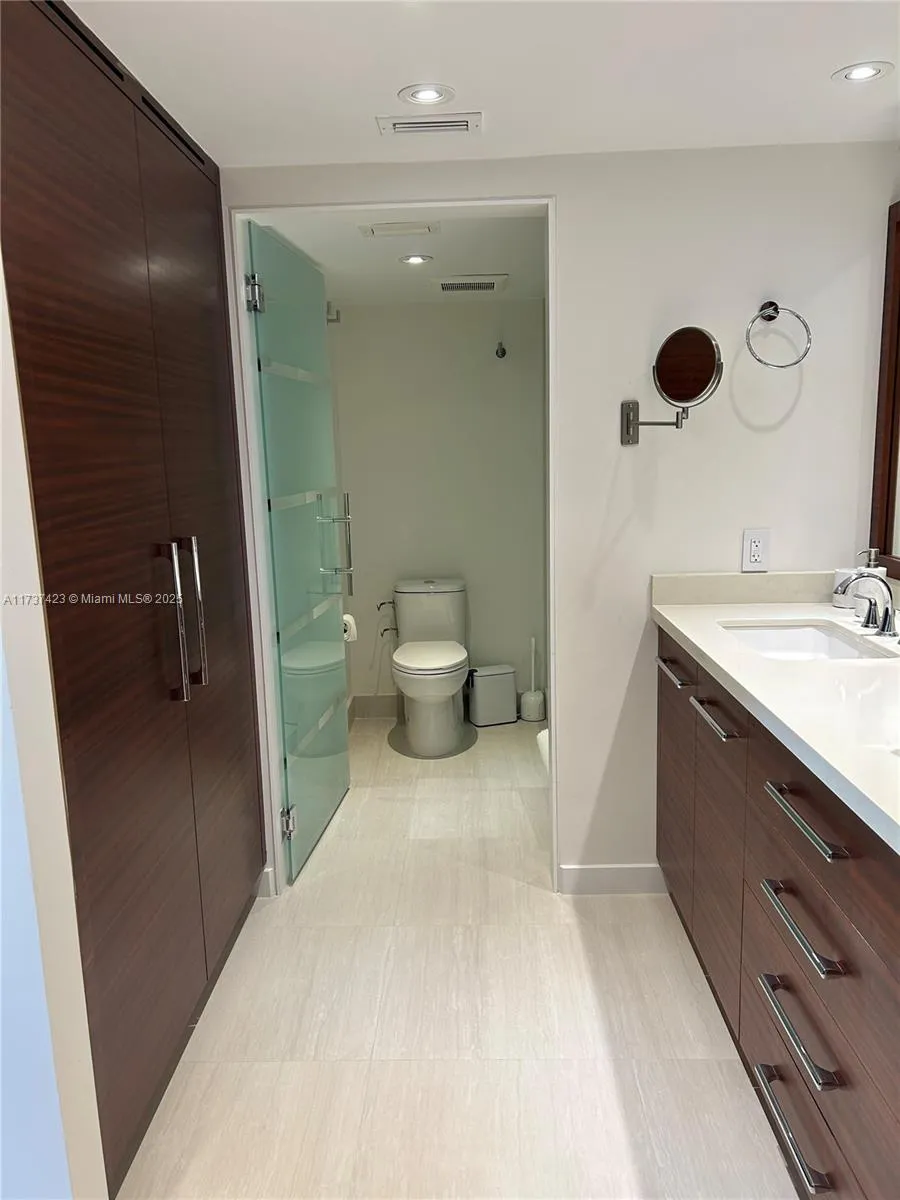 Key Biscayne, Florida 33149, United States, 3 Bedrooms Bedrooms, ,3 BathroomsBathrooms,Residential,Pending,9688