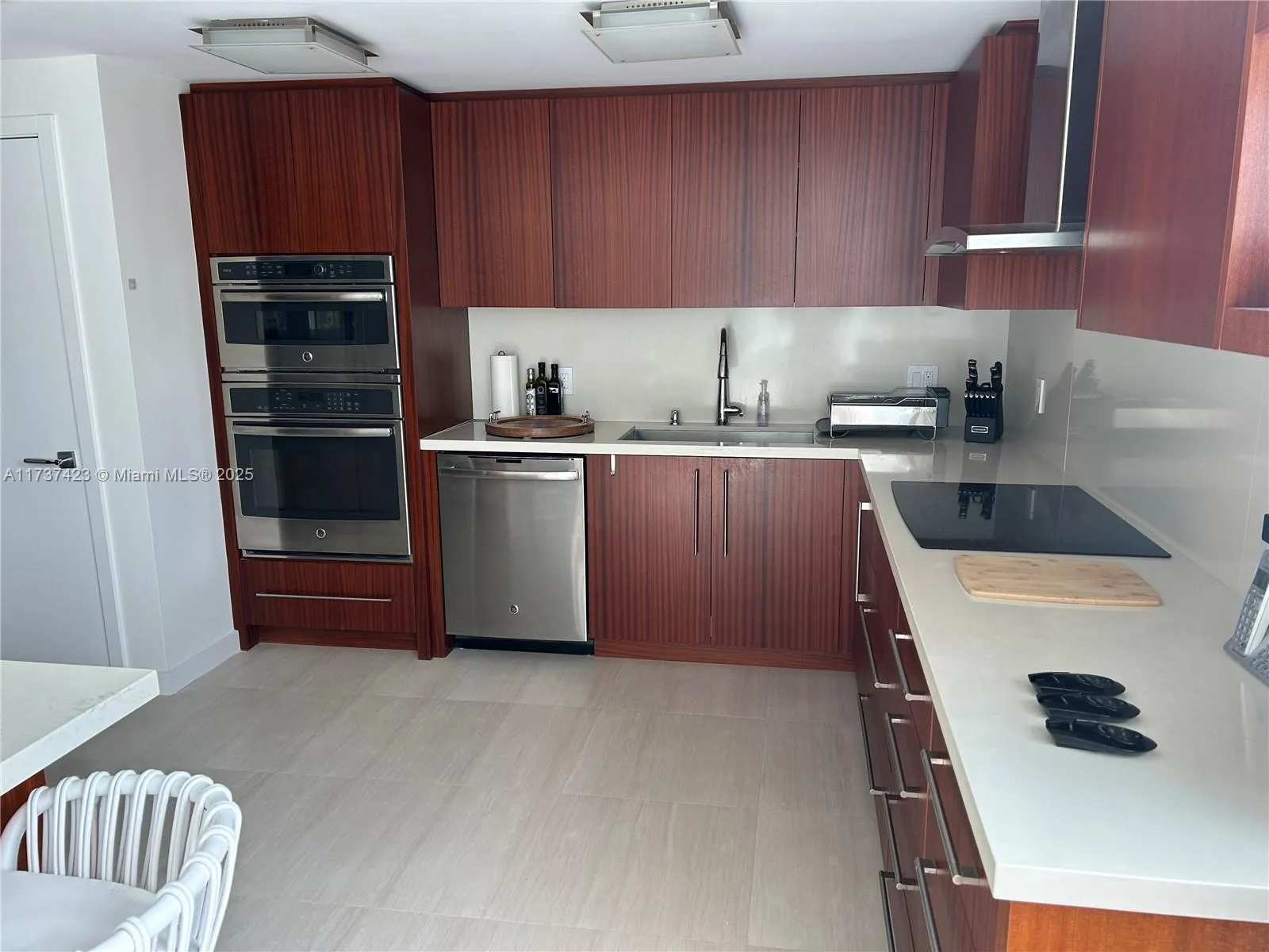 Key Biscayne, Florida 33149, United States, 3 Bedrooms Bedrooms, ,3 BathroomsBathrooms,Residential,Pending,9688