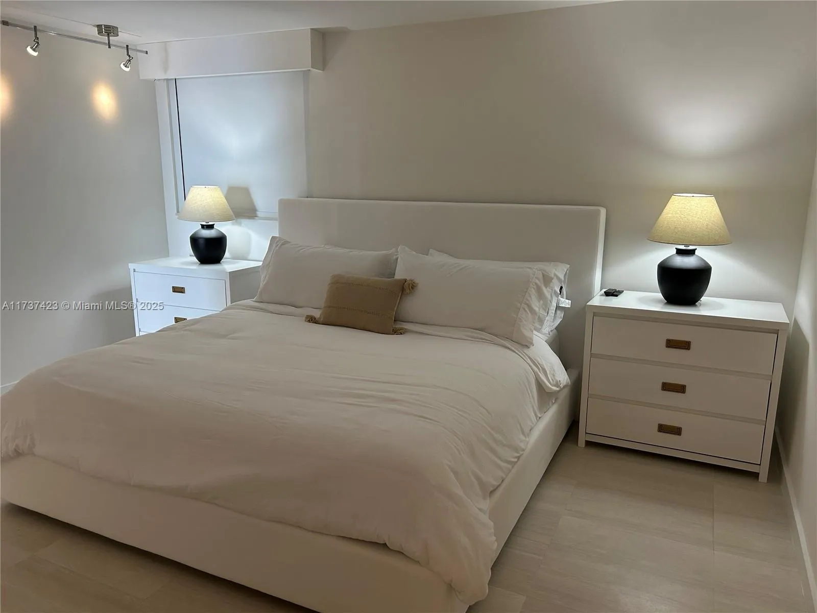 Key Biscayne, Florida 33149, United States, 3 Bedrooms Bedrooms, ,3 BathroomsBathrooms,Residential,Pending,9688