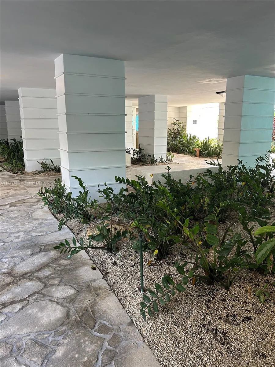 Key Biscayne, Florida 33149, United States, 3 Bedrooms Bedrooms, ,3 BathroomsBathrooms,Residential,Pending,9688