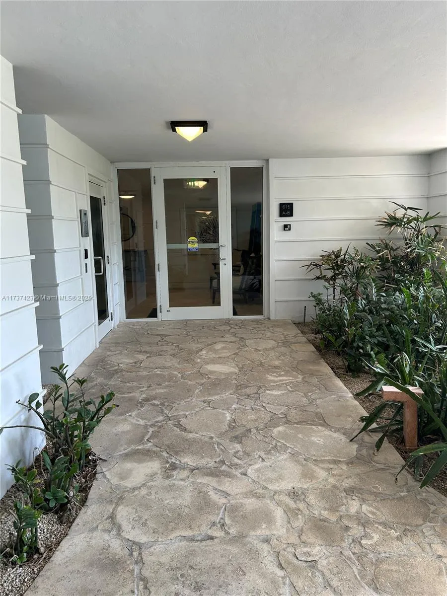 Key Biscayne, Florida 33149, United States, 3 Bedrooms Bedrooms, ,3 BathroomsBathrooms,Residential,Pending,9688