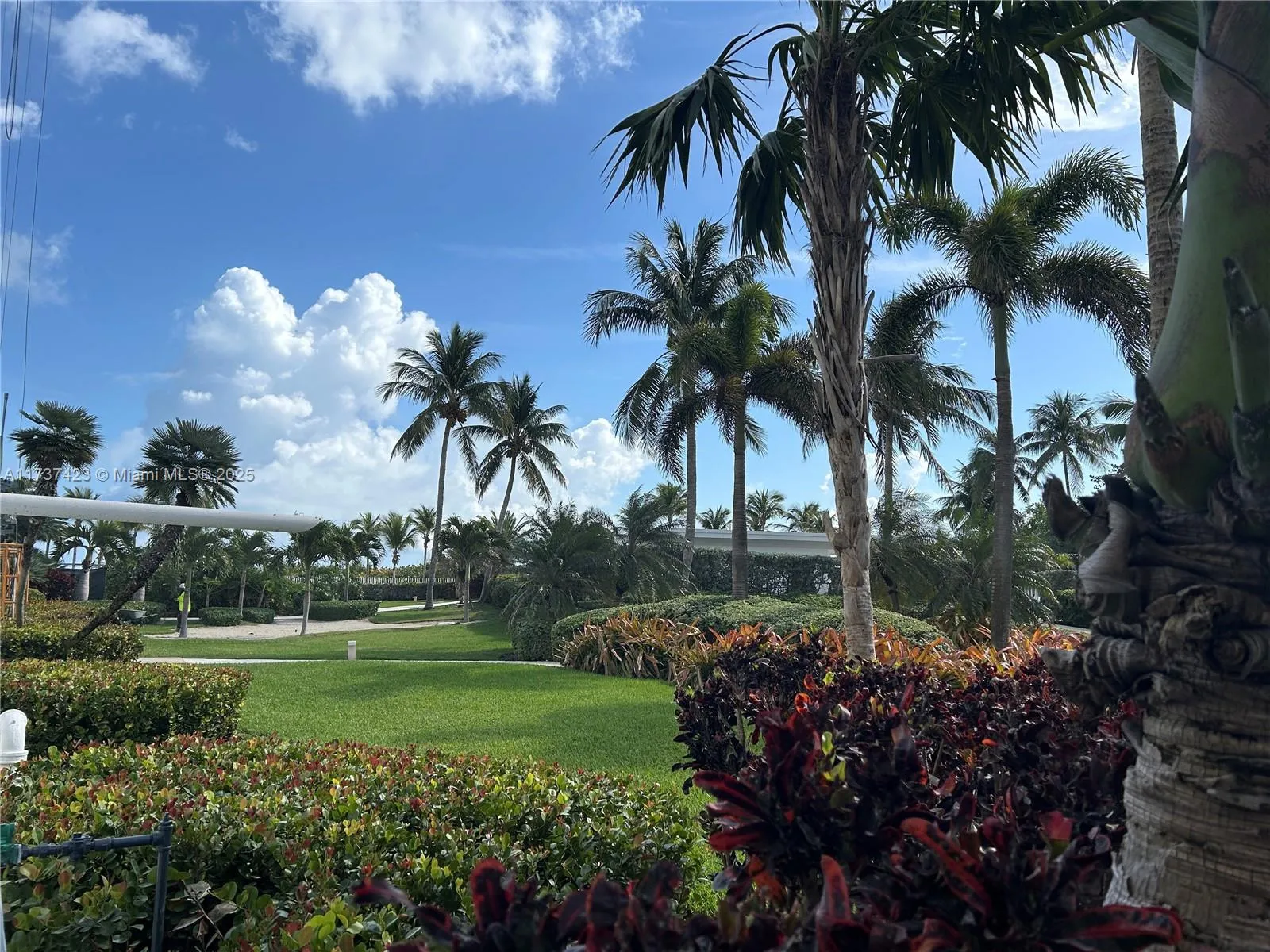 Key Biscayne, Florida 33149, United States, 3 Bedrooms Bedrooms, ,3 BathroomsBathrooms,Residential,Pending,9688