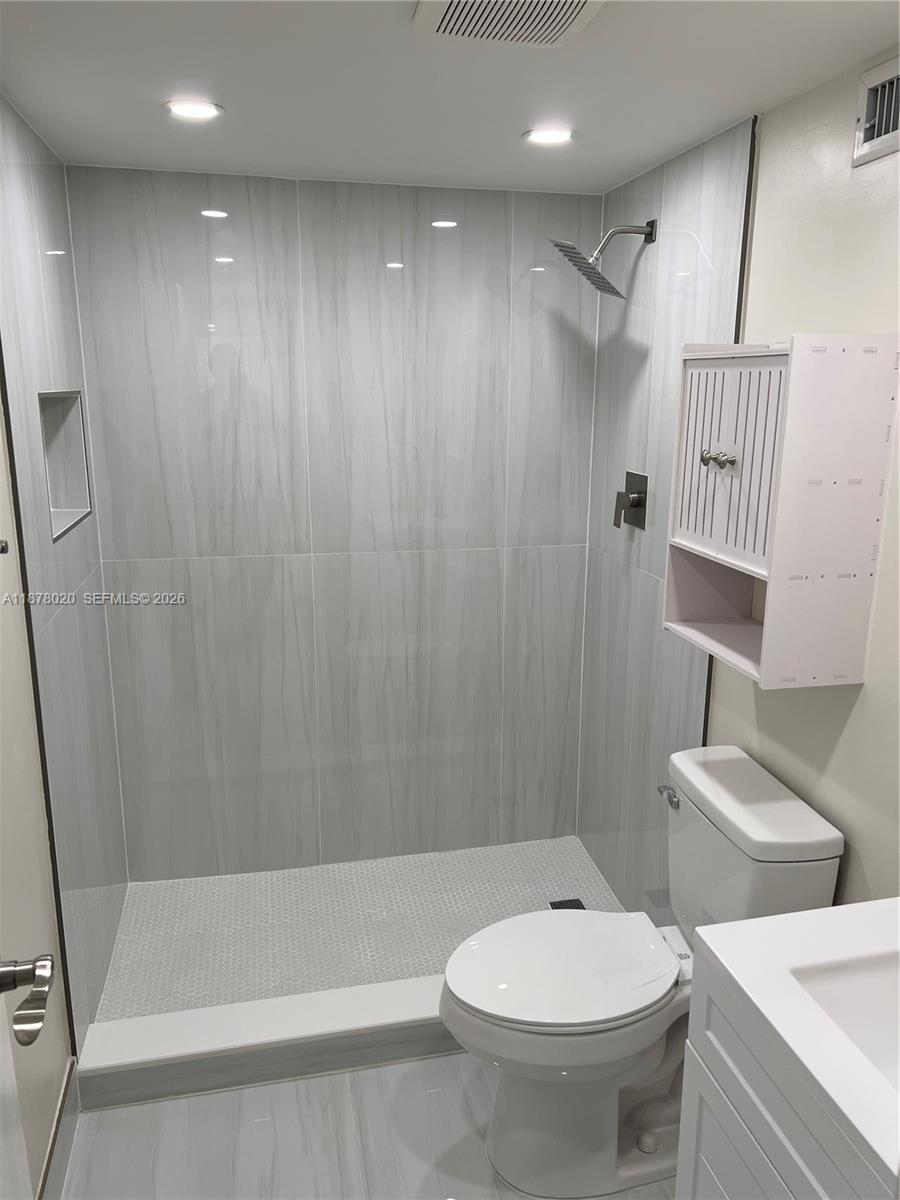 HI-GREENS OF INVERRARY - Residential