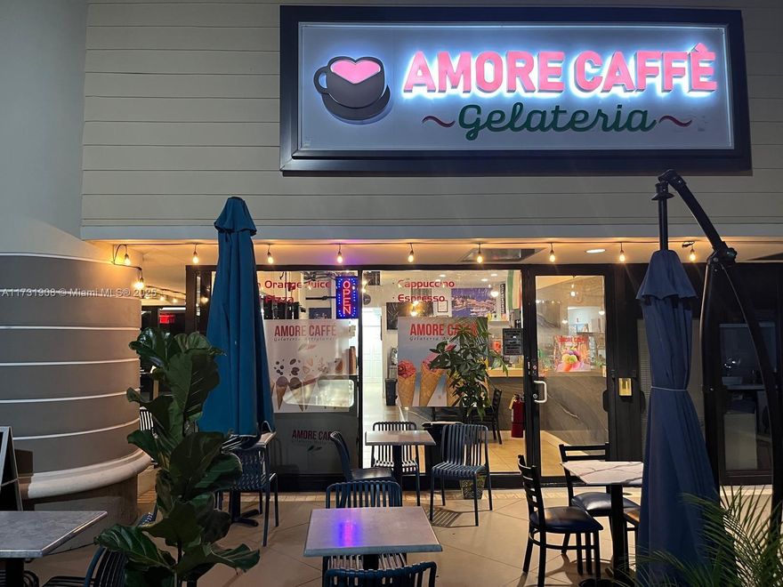 Ice Cream Shop with Kitchen: A Unique Opportunity in the USA.We are selling an artisanal ice cream shop located in a strategic area in Boca.High-quality artisanal ice cream,Gourmet sandwiches,Fresh salads,Traditional and creative pizzas.Fully equipped and tastefully furnished premises.Loyal customer base with excellent reviews.
Significant potential for growth and business development.
Ideal for investors seeking a 10Y,E-2 VISA, perfect for relocating and working in the United States.
Why invest in this business? A growing sector with attractive profit margins.
A diversified menu that appeals to a wide range of customers.
Prime location in a high-visibility area with pedestrian and tourist traffic.
An excellent opportunity for those who dream of living and working in the USA.