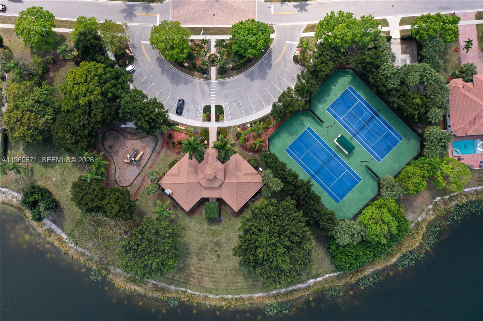 EQUESTRIAN CLUB - Residential