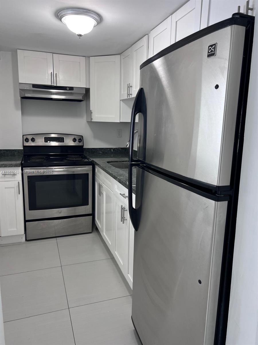 Awesome space! Two level one bedroom apartment with 1.5 bath in move in condition available now! Unit is upgraded with a new kitchen and beautiful appliances. Very spacious!! Unit offers a Balcony, central AC and assigned parking!
