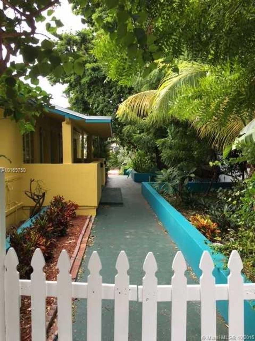 Cottage style studio furnished or unfurnished.  Beautiful and lots of natural light.  Everything included (power/electricity and water)!!!  Perfect for college student.  Very easy access to public transportation.  One parking spot is included.  Call L/A for showing