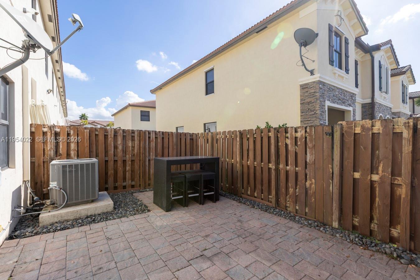 DORAL BREEZE - Residential