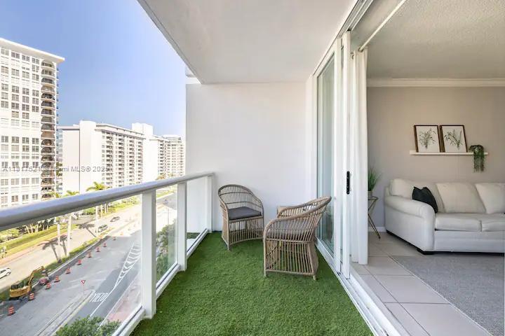 5601 Collins Ave 923