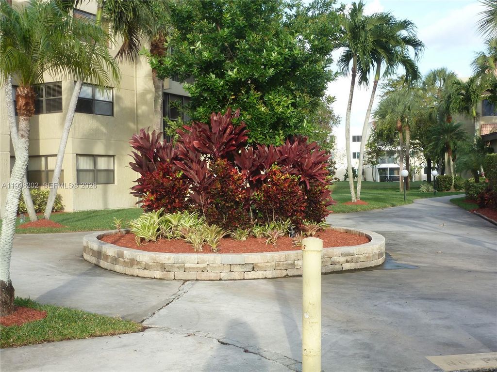 Photo of 220 Lakeview Dr #301, Weston, FL 33326 (MLS # A11998202)