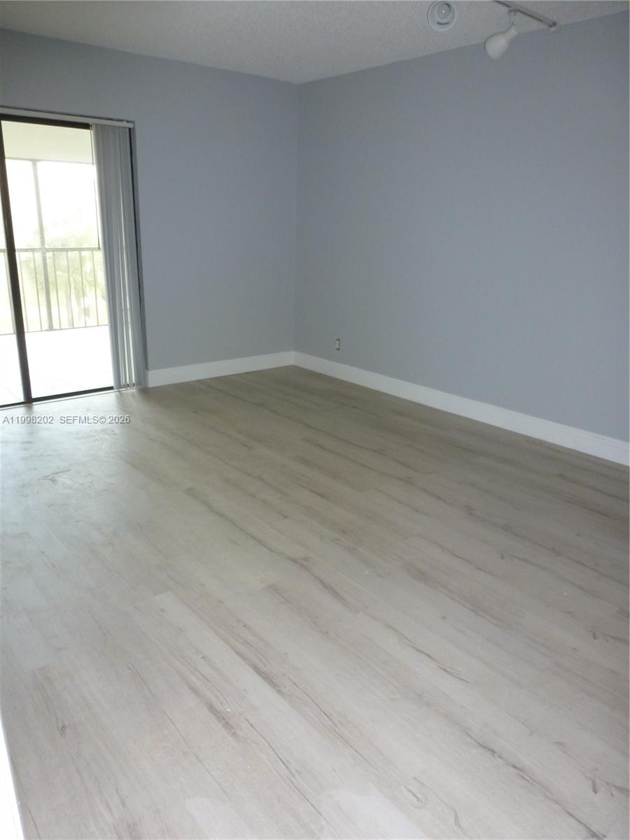 BUILDING EIGHT OF RACQUET - Residential