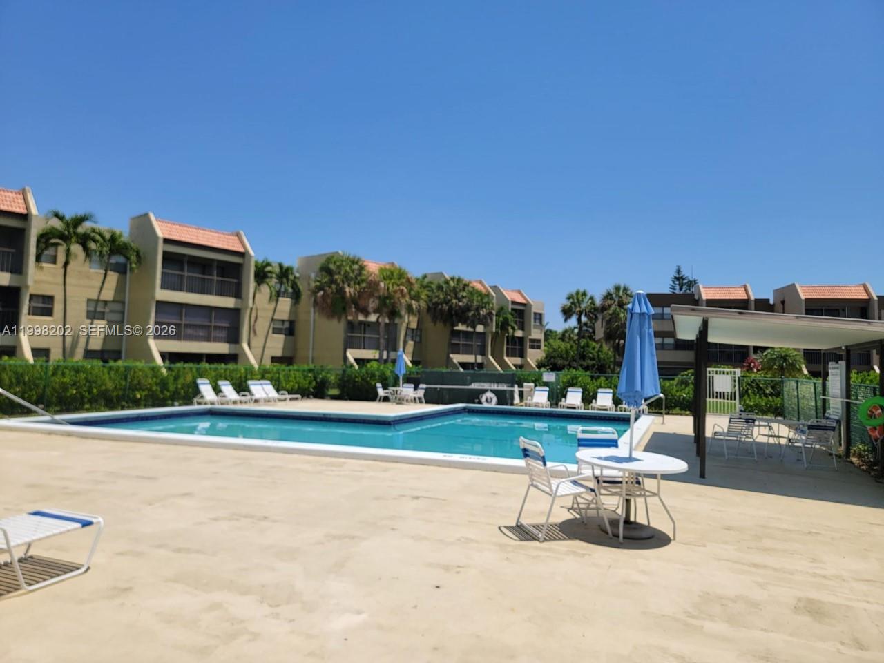 BUILDING EIGHT OF RACQUET - Residential