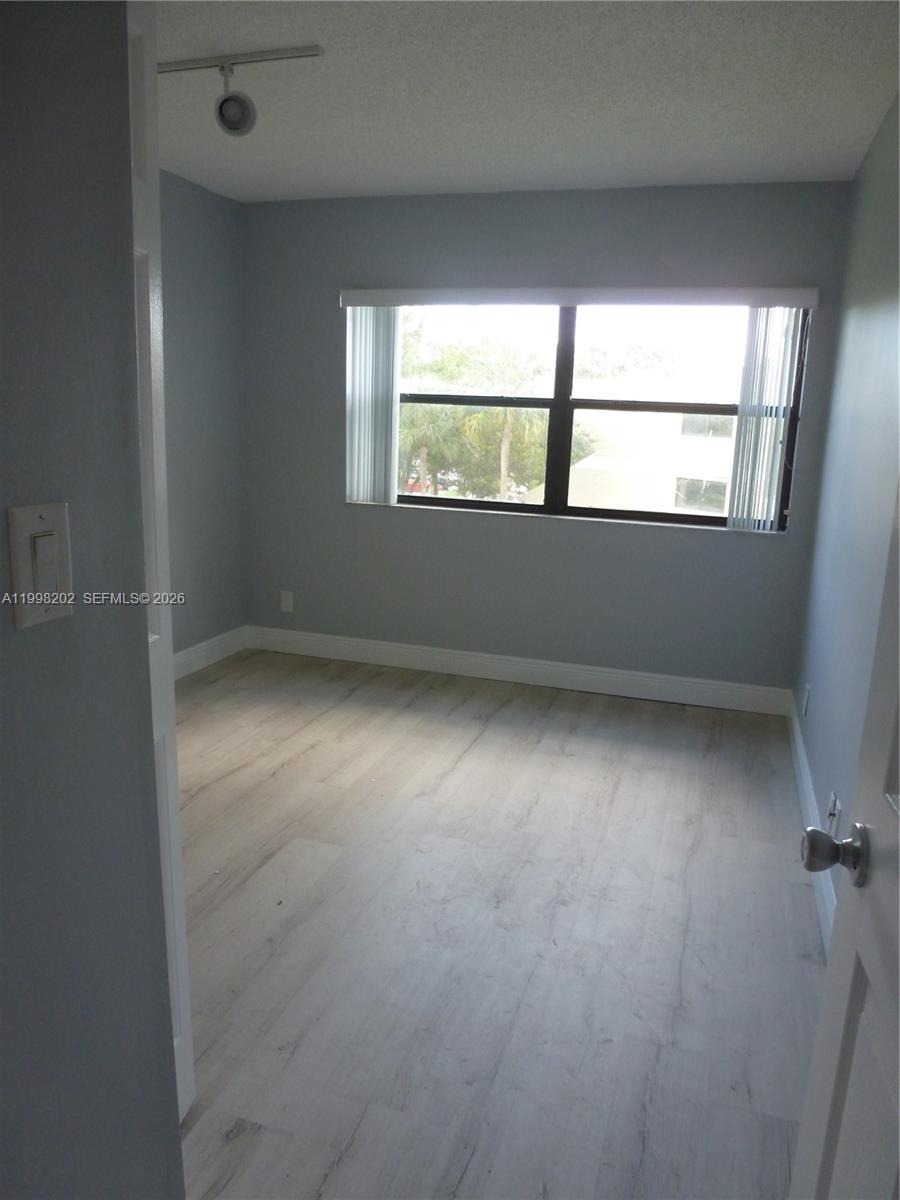 BUILDING EIGHT OF RACQUET - Residential