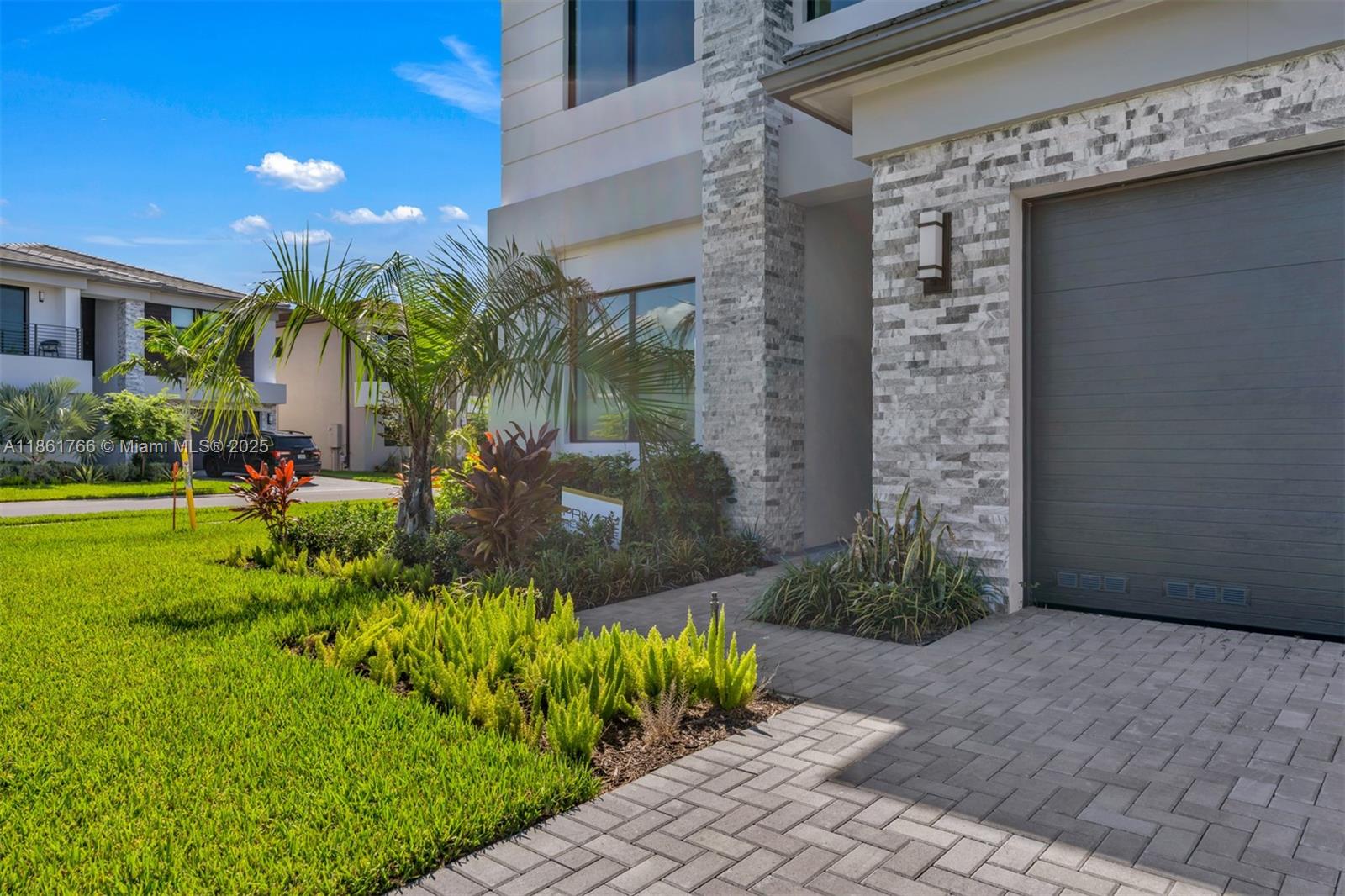 LOTUS PALM - Residential
