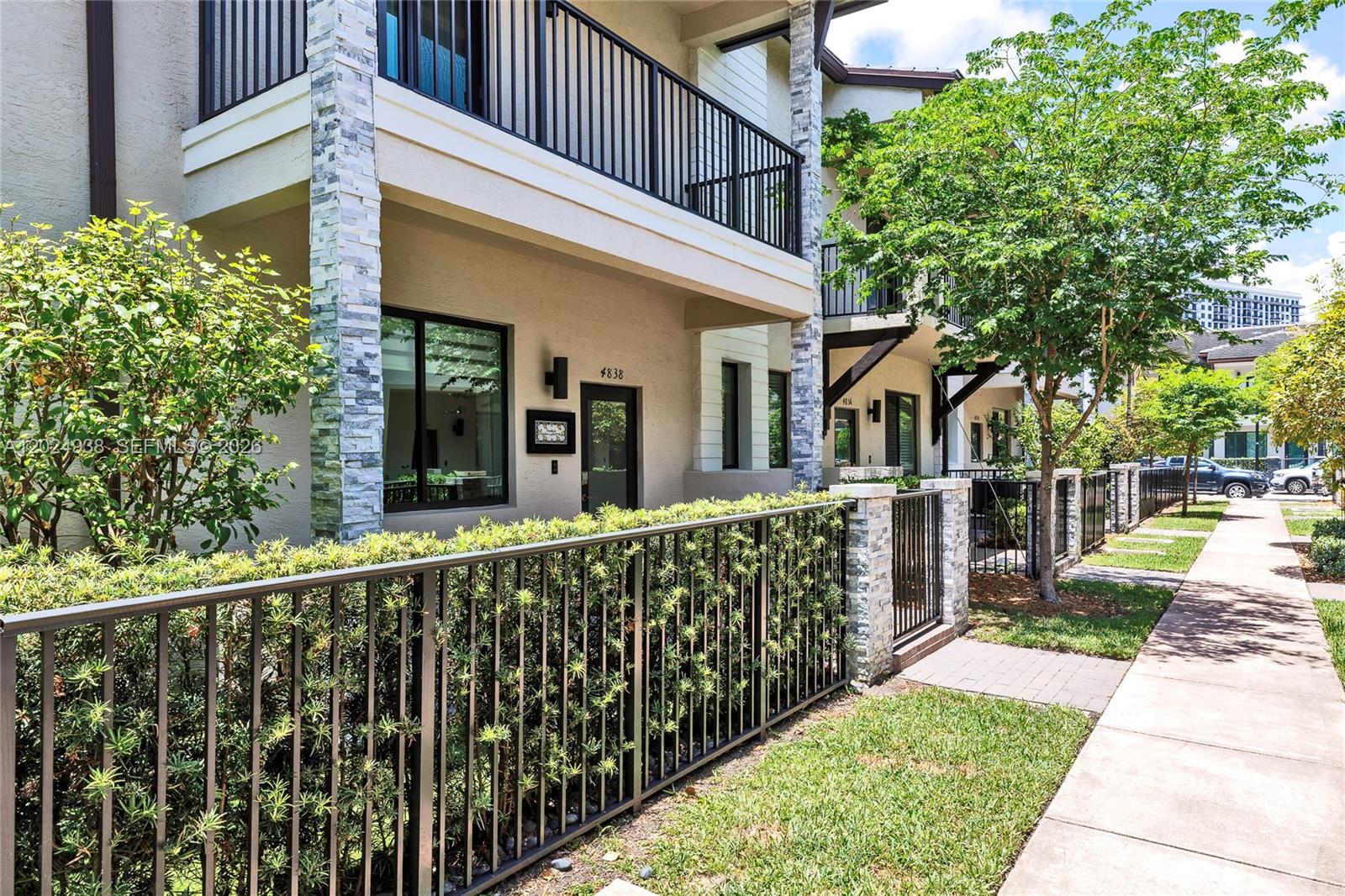 DOWNTOWN DORAL SOUTH PHAS - Residential