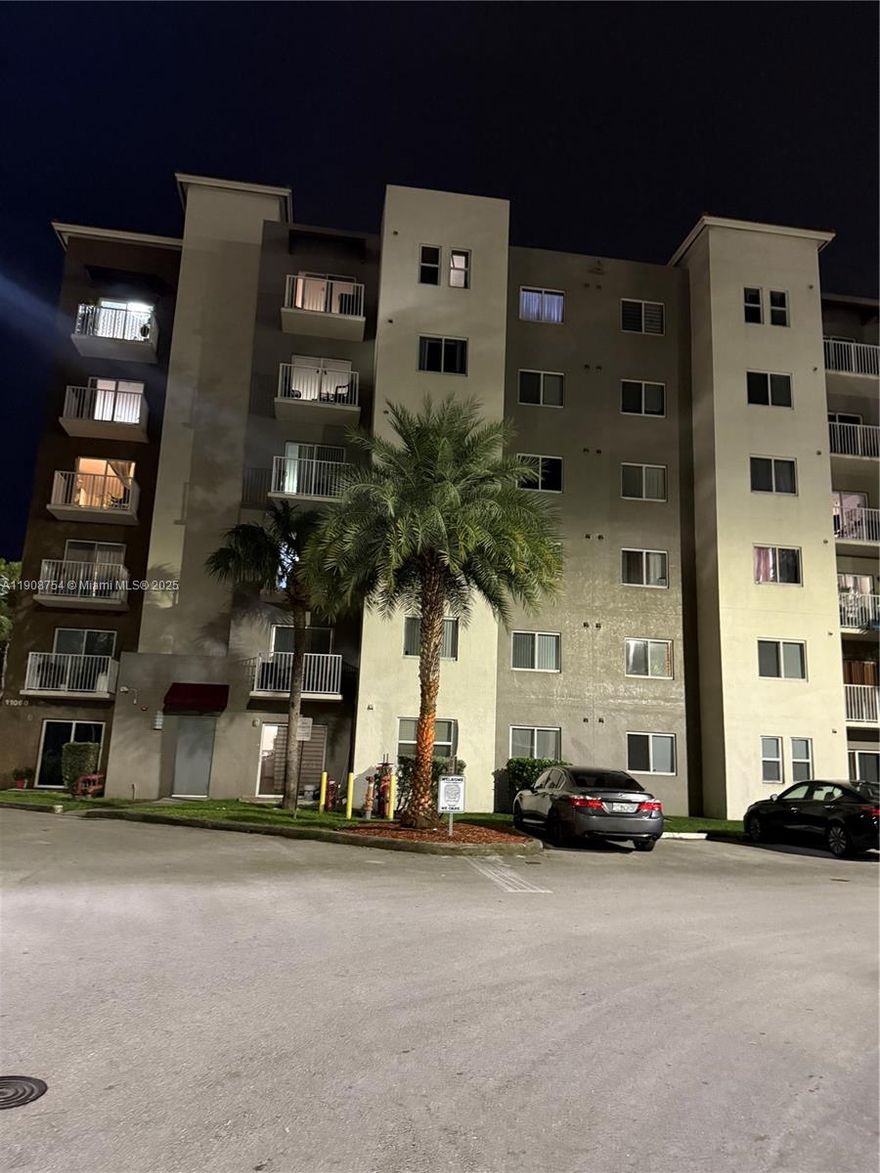 Oh wow! Spectacular 2/2 Apartment in Cutler Ridge
This beautiful apartment is just steps away from Southland Mall, with convenient proximity to the Florida Turnpike and US-1.
The unit offers a great view, and its cozy and comfortable atmosphere makes it the perfect home, warm and inviting.