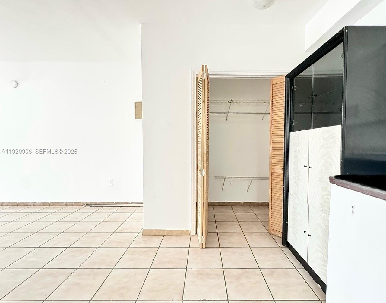 LE JEUNE MANORS - Residential Lease