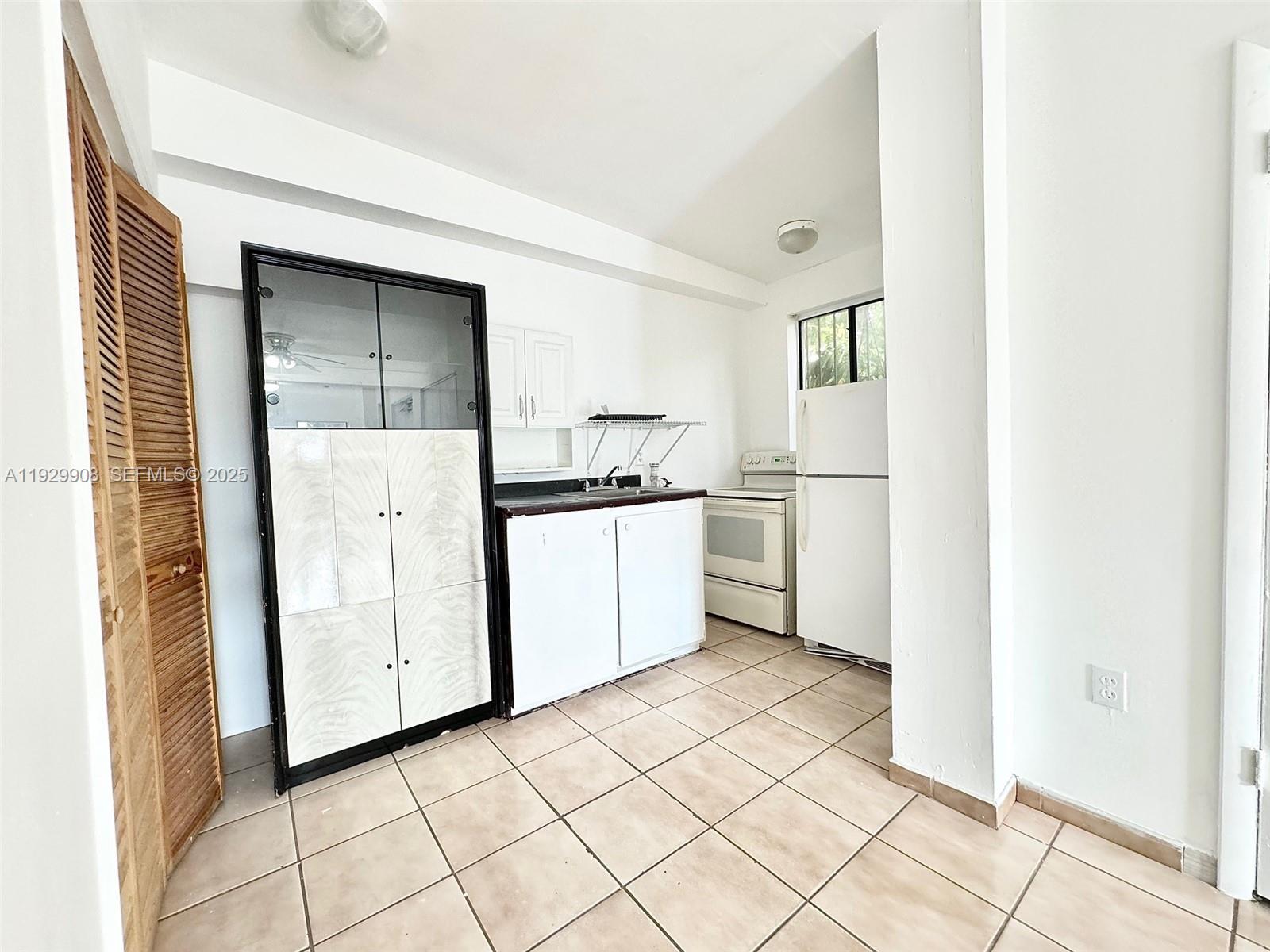 LE JEUNE MANORS - Residential Lease